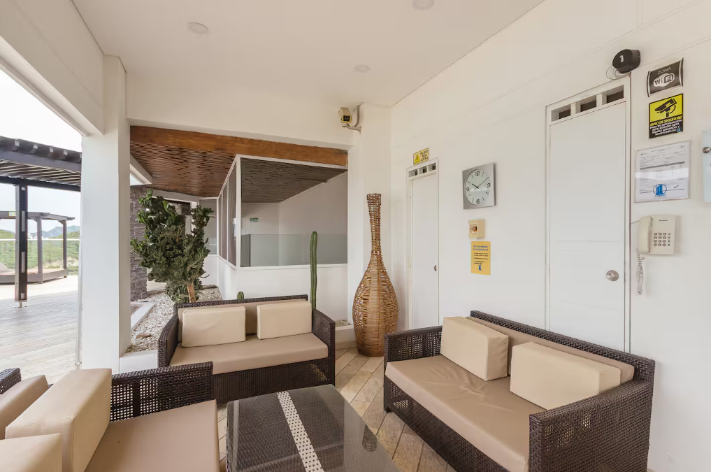 Salón social junto a la piscina